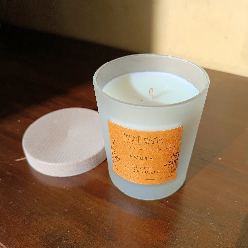 Candela profumata Ambra e Legno di Sandalo Nasoterapia - Image 2