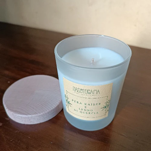 Candela Profumata Pera Kaiser e Legno di Quercia Nasoterapia - Image 2