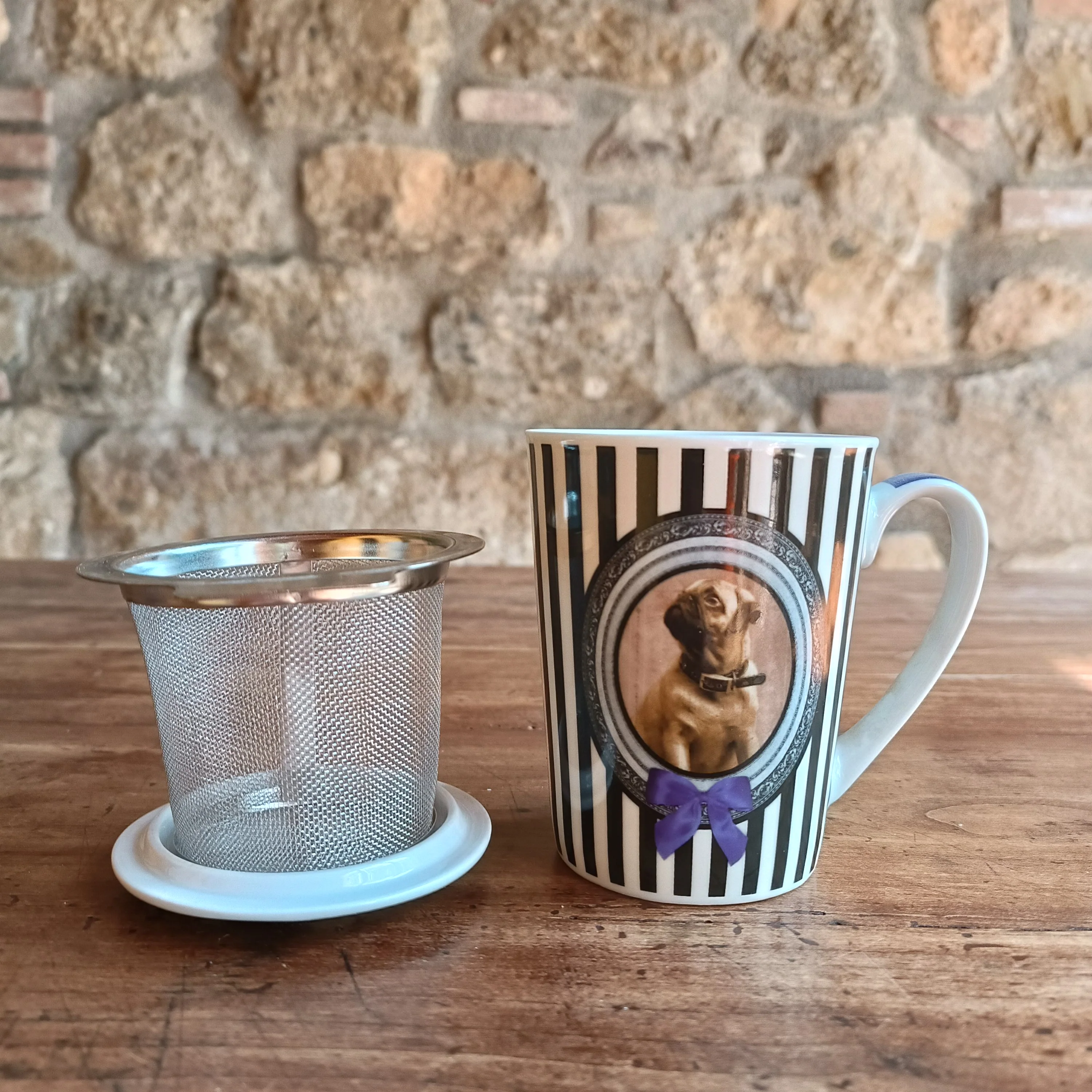 Tazza Mug in porcellana con filtro acciaio e coperchio - decorata con cane carlino - Image 2
