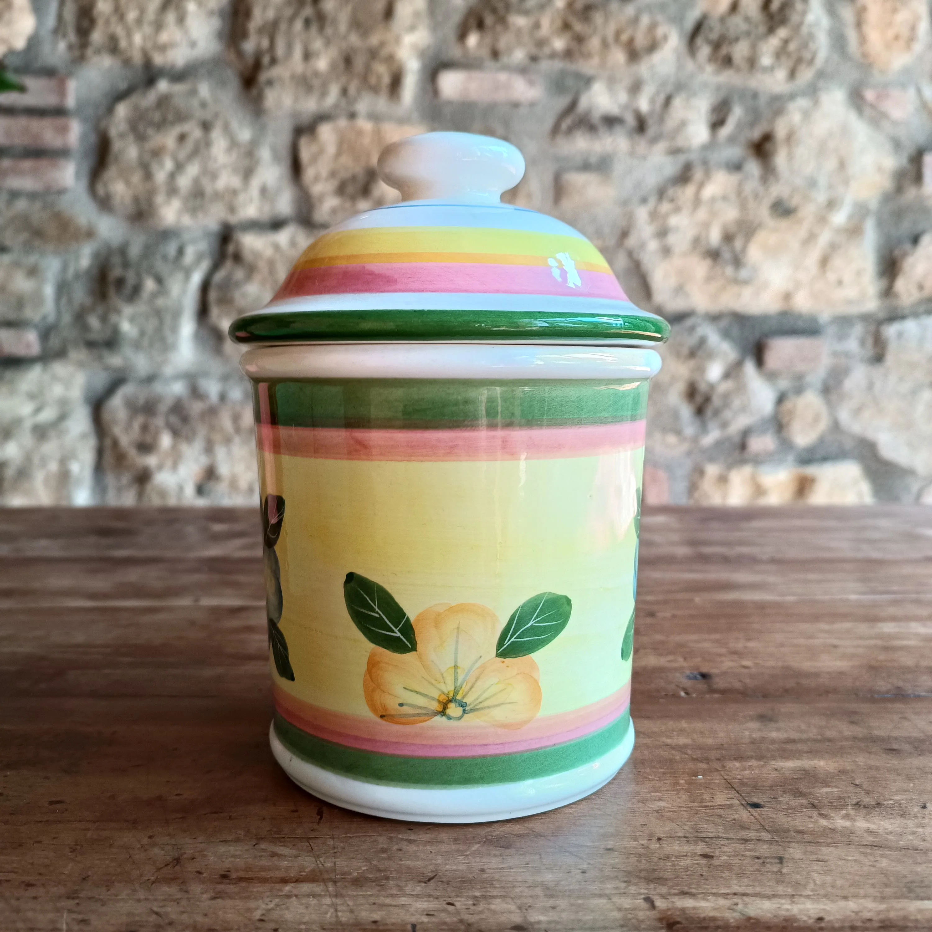 Vaso barattolo in terracotta dipinta a mano con tappo - decorazione Primule - Image 2